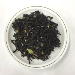 Грузинский чёрный чай с чабрецом на блюдце