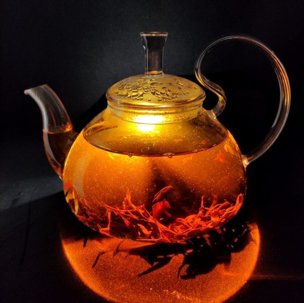 Грузинский дикий чёрный чай в чайнике