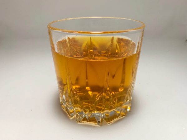Грузинский чай из побегов дикой яблони в стакане